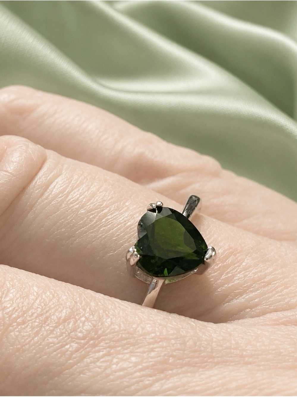 SIZE 8, AAA Heart Shape Chrome Diopside Solitaire set in 925 Sterling Silver